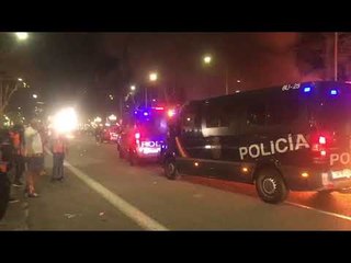 Furgons de la policia espanyola fan fora els manifestants de passeig de Gràcia