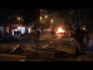 Contenidors cremant al passeig de Gràcia de Barcelona