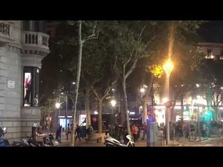 La policia intentar dispersar els manifestants amb les furgonetes a tota velocitat