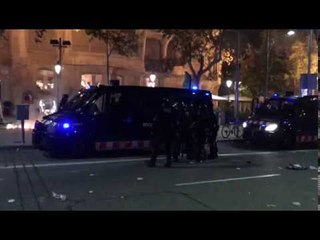 La BRIMO punxa després de passar per sobre d'una barricada al passeig de Gràcia