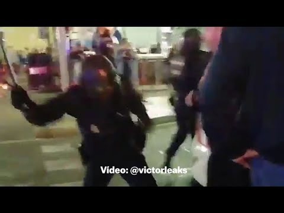  El MOMENTO que un policia nacional AGREDE al diputado de JxCat Campdepadrós