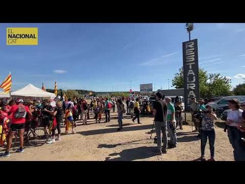 MARXA PER LA LLIBERTAT DE GIRONA | Petit descans dels manifestants abans d’entrar a la N-II