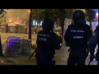 La policia espanyola dispara salves i pilotes de goma a la Gran Via de Barcelona