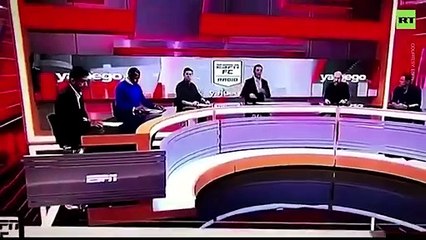 Canlı yayında dev ekran üzerine devrildi