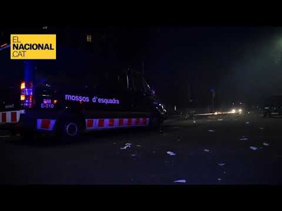 Aixi ha quedat una furgoneta dels Mossos despré...