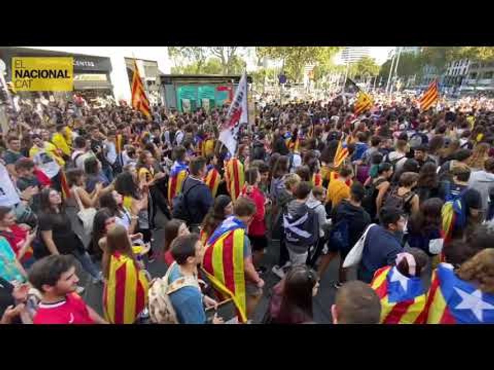 La IMPRESSIONANT imatge de la manifestació estudiantil baixant pel carrer Pelai