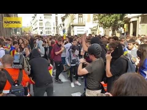 Cremen una bandera espanyola a via laietana