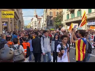 Torna a arrencar la manifestació després d'una breu parada davant la prefectura de la Policia