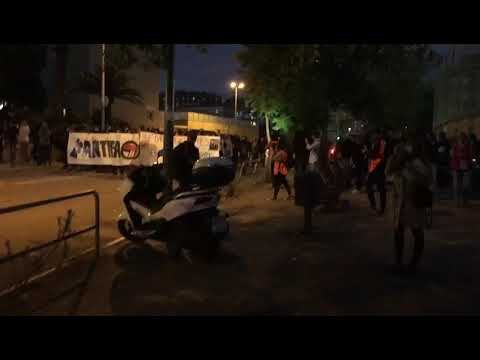 Escenes de tensió entre els Mossos i els ultres a la plaça Artós