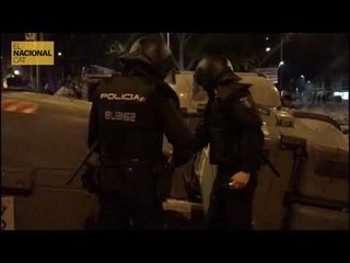 Policia espanyola recollint pilotes de goma