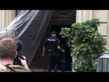Regalen un pernil als agents de la policia espanyola a Via Laietana