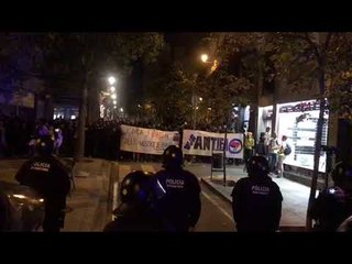 "Os vais a quemar de tanto cara al sol" criden els antifeixistes a la plaça d'Artós