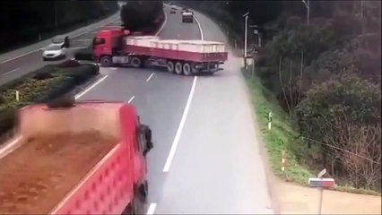 Tải video: Un chauffeur de camion un peu trop pressé de doubler