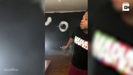 Il fait des ronds de fumé juste incroyables
