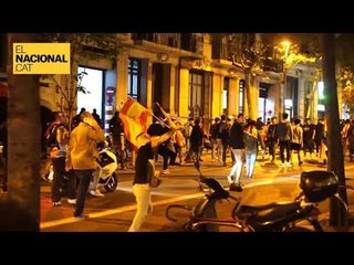 Un ultra llença una pedra a una finestra amb l’estelada