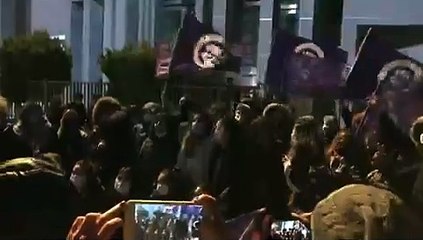 Gözaltına alınan kadınlar serbest bırakıldı; "Arkadaşlarımızı aldık, yaşasın 8 Mart"