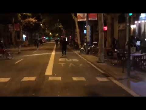 Un grup de manifestants antifeixistes persegueixen ultres espanyolistes