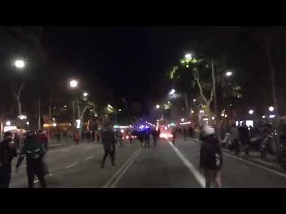 Centenars de manifestants creen aldarulls al passeig de Gràcia de Barcelona