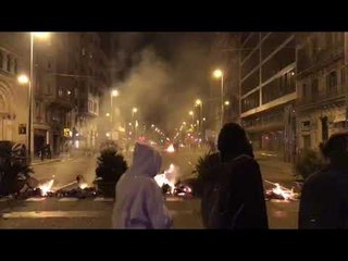 Barricades amb foc al carrer Aragó de Barcelona