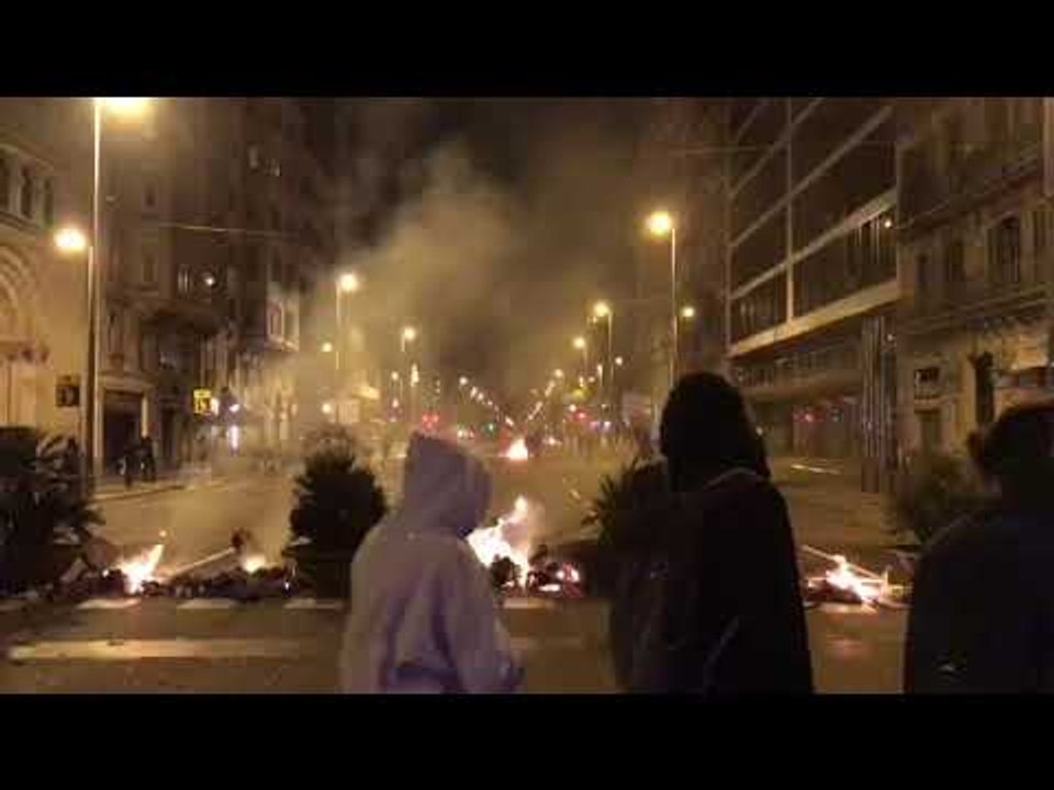 Barricades amb foc al carrer Aragó de Barcelona