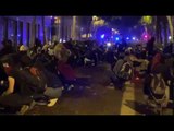 Els manifestants s'ajupen en plens enfrontaments amb Mossos al centre de Barcelona