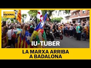 L'Iu-tuber acompanya a la marxa que arriba a Badalona