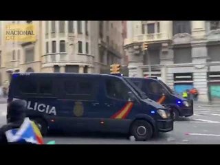 Carrusel de furgones a Via Laietana