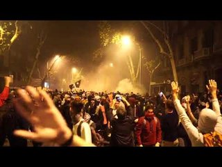 Els manifestants reculen per evitar el gas lacrimogen