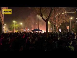 Continua la pluja d’objectes i gas lacrimogen a Plaça Urquinaona