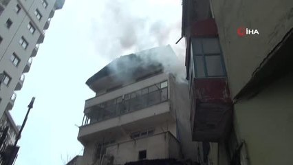 Kağıthane'de yangın paniği: Binanın çatısı alev alev yandı