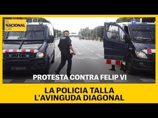 Download Video: La brigada mòbil dels Mossos talla la Diagonal per rebre la família reial