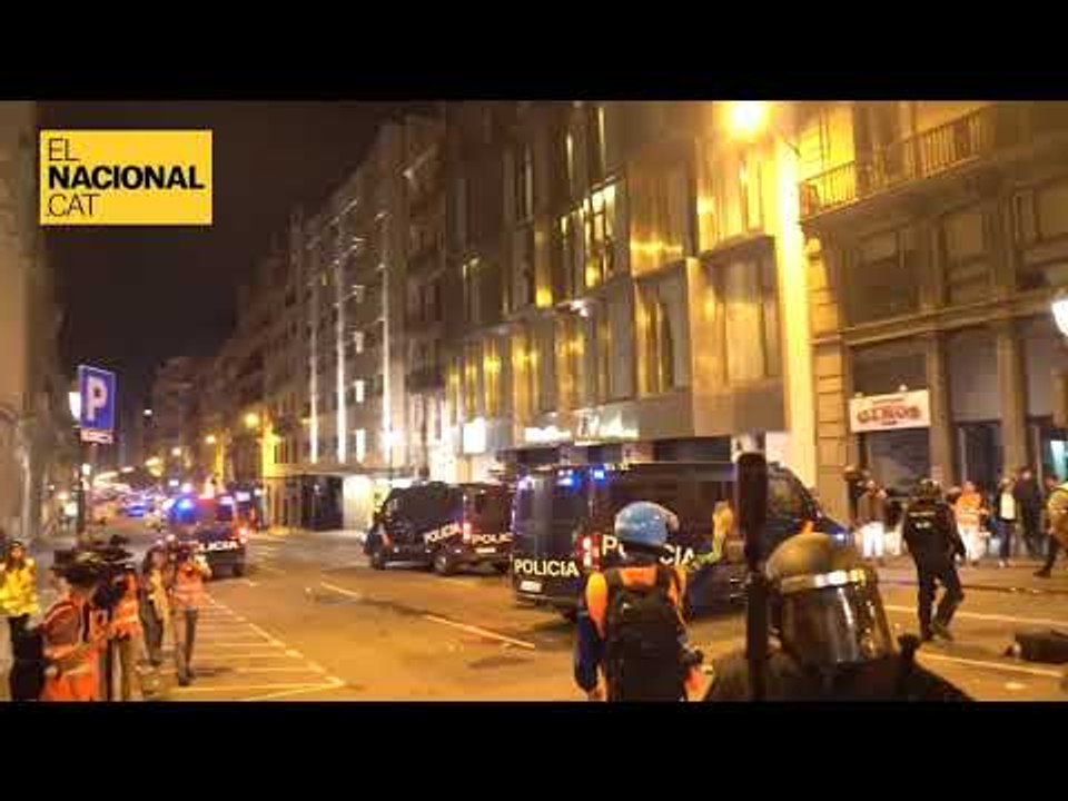 El moment en que la policia dissol el cordó de Via Laietana