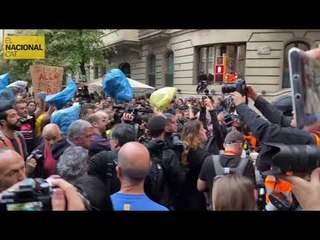 Els manifestants fan cua per llançar la brossa