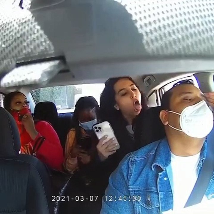 Mujer le tose a un conductor de Uber