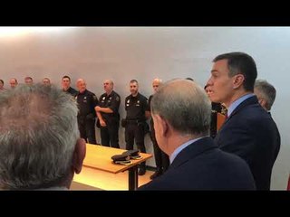 Sánchez, a los policías: "Los violentos han decidido que Barcelona sea el teatro de operaciones"