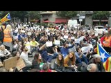 Els concentrats davant la delegació del govern espanyol canten els 'Segadors'