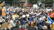 Els concentrats davant la delegació del govern espanyol canten els 'Segadors'