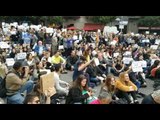 Centenars de persones protesten contra Sánchez a la subdelegació del govern espanyol