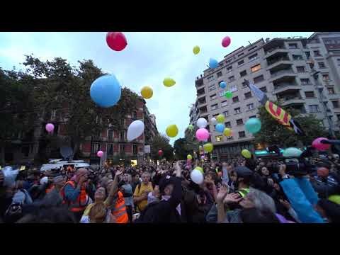 Llançament de globus davant el departament d’Interior