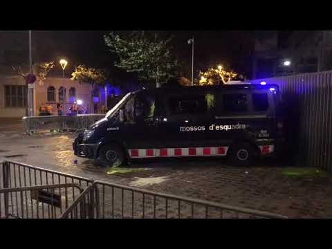 Els manifestants llencen globus amb pintura contra la Conselleria d'Interior