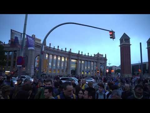 Prop d’un centenar de persones es concentren davant de la comissaria dels Mossos de Plaça Espanya