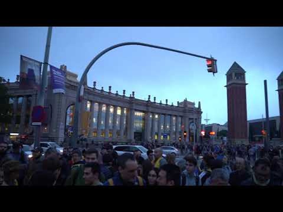Prop d’un centenar de persones es concentren davant de la comissaria dels Mossos de Plaça Espanya