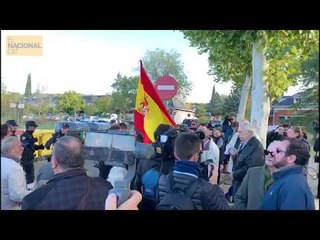 GRITOS DE "¡FRANCO!" JUNTO A LOS PERIODISTAS EL DÍA DE LA EXHUMACIÓN