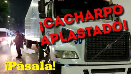 Cobrador cae de camión, tráiler lo aplasta ¡y choferes lo abandonan!