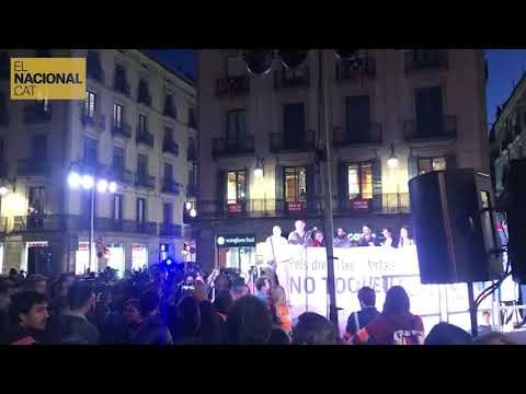 La manifestació contra la violència policial arriba a la plaça Sant Jaume