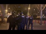 Corredisses a plaça Urquinaona mentre els Mossos disparen bales de foam