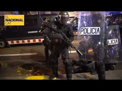 Els Mossos detenen a un manifestant al carrer Comtal