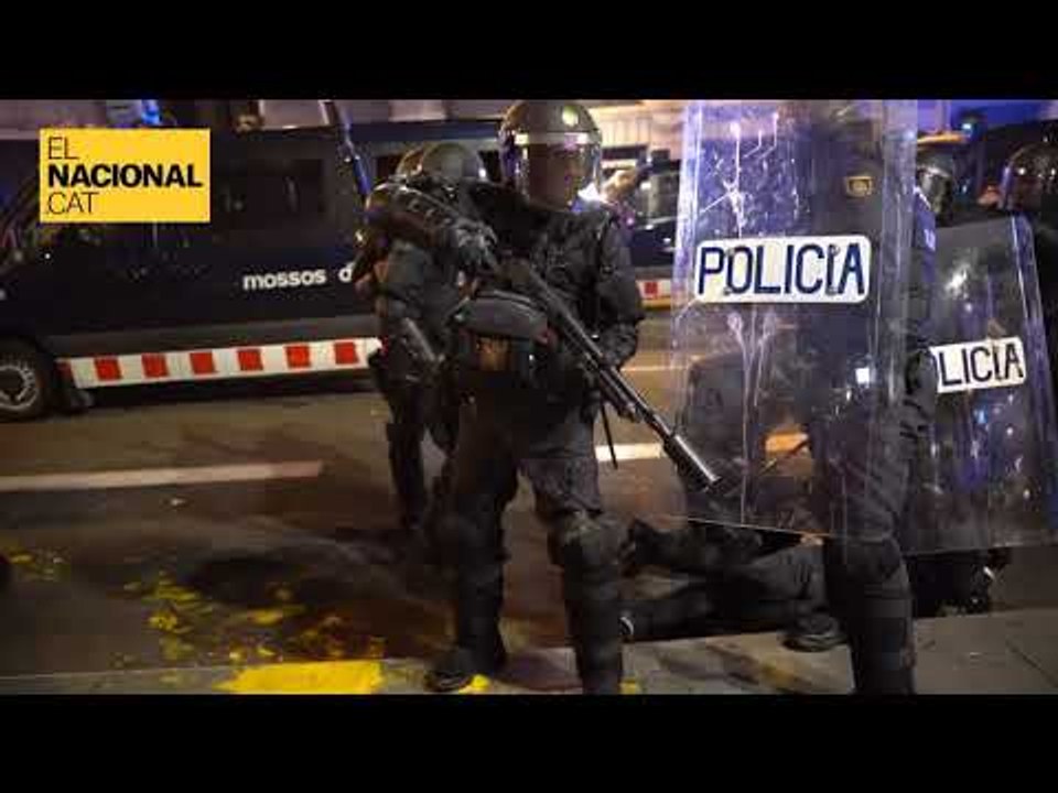 Els Mossos detenen a un manifestant al carrer Comtal