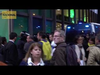 Els mossos es comencen a desplegar i fan un cordó a les portes de l'estació de Sants