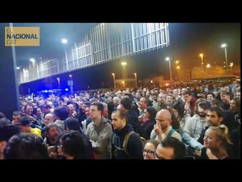 Concentrats a l'estació de Sants criden "queremos ir a misa"